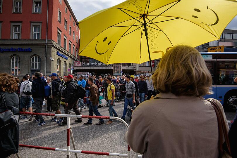 Am Samstag sind 6900 Flüchtlinge am Hauptbahnhof München angekommen. Über Nacht kamen noch einmal 2000 dazu.