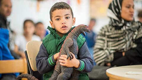 Keine Angst vor Urzeit-Tieren: Merhan (5) aus Afghanistan ist offensichtlich ein großer Dinosaurier-Fan.