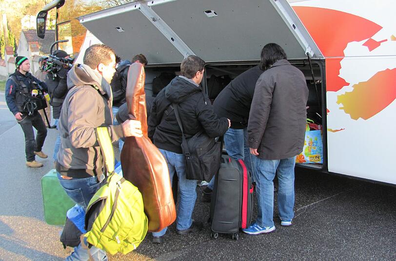 Der Landshuter Landrat Peter Dreier (Freie Wähler) schickte am Donnerstag einen Bus mit rund 31 Flüchtlingen zum Kanzleramt nach Berlin.