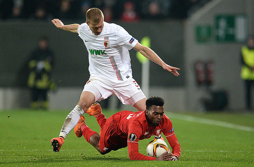 Der Augsburger Ragnar Klavan (oben) wird auch im Rückspiel auf Liverpools Daniel Sturridge treffen.