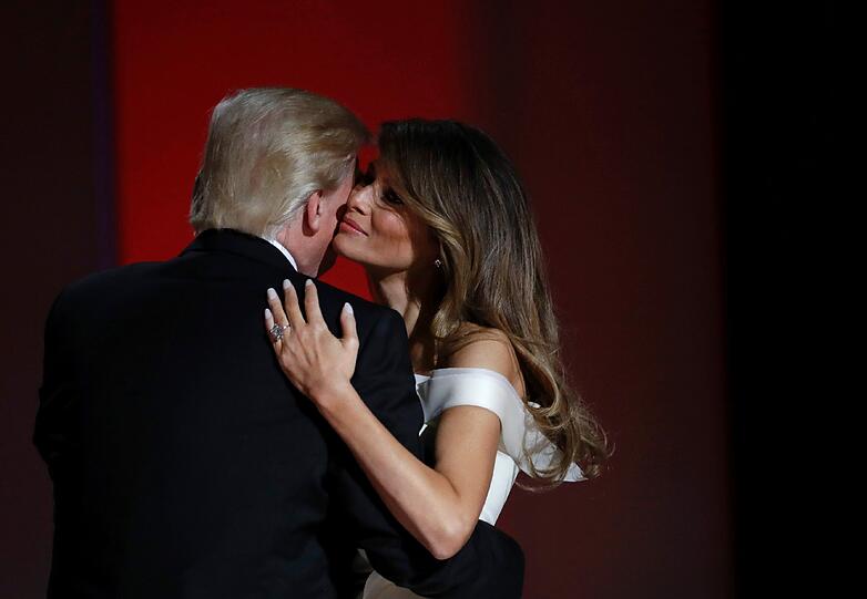 «Nun, wir haben es geschafft», sagte der 70-jährige Trump, bevor er seine 24 Jahre jüngere Frau aufs Parkett führte.
