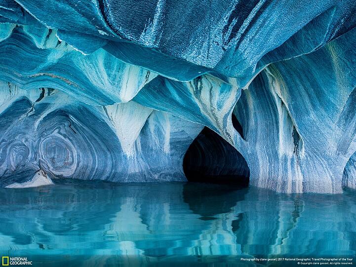 Der Sonderpreis in der Kategorie Natur: Nach zehn Stunden Autofahrt auf Sandpisten ist Clane Gessel zu den "Marble Caves" im chilenischen Teil von Patagonien gelangt. Das Höhlen-Foto entstand von einem Boot aus.