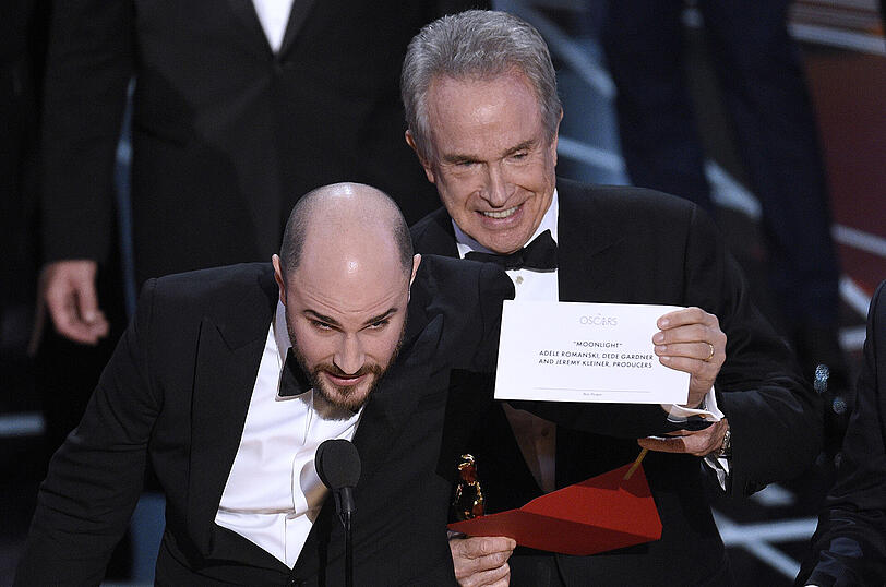 26.02.2017: Mega-Panne bei den Oscars: Jordan Horowitz (l), Produzent des Films "La La Land", fällt aus allen Wolken. Während er sich für den Oscar für den "Besten Film" bedankt, unterbricht ihn Warren Beatty und gibt den Fehler zu. Der falsche Film wurde vorgelesen, der Gewinner heißt "Moonlight". Horowitz und sein Team müssen die Bühne ohne diesen Oscar wieder verlassen.