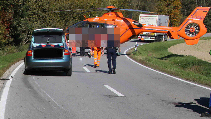Staatsstraße 2360 bei Taufkirchen im Landkreis Mühldorf: Bei einem Zusammenstoß mit einem Audi ist am Montag ein Motorradfahrer tödlich verunglückt.
