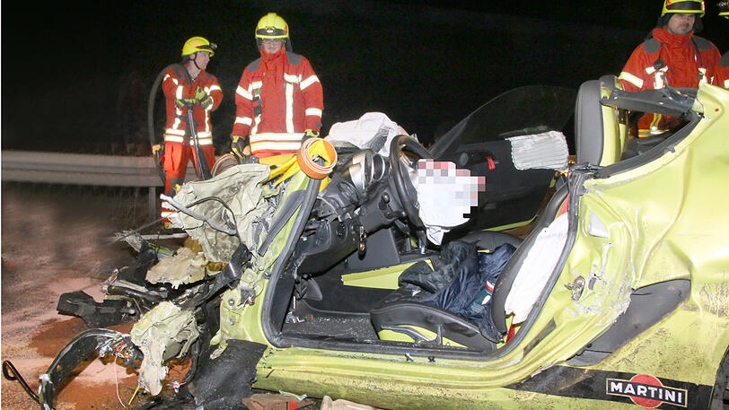 Die beiden Sportwagen sind Schrott, die A94 gleicht einem Trümmerfeld. Die Bilder vom schweren Unfall am Samstagabend.