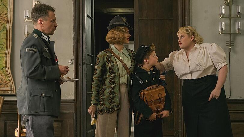 Zum Cast gehören auch Oscar-Gewinner Sam Rockwell (l.), die Oscar-nominierte Scarlett Johansson und Rebel Wilson (r.)