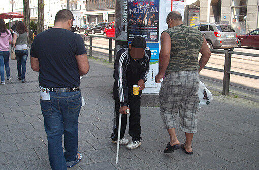 Die Bettelmafia in München: Mit niedrig eingestellter Krücke und Pappbecher schleppt sich dieser Bettler durch München (Symbolbild)