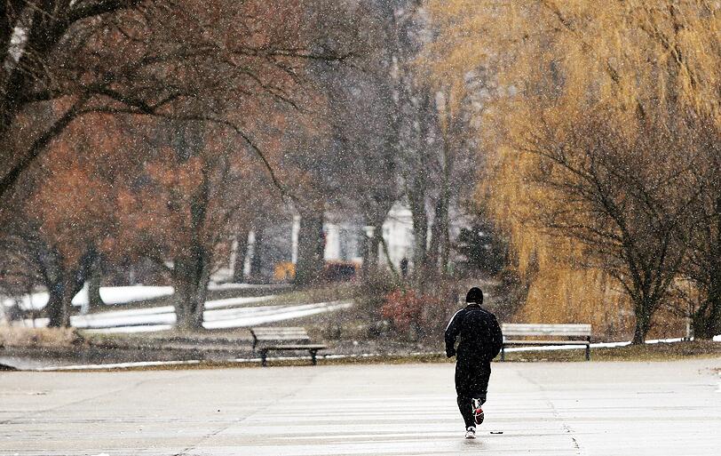 Joggen im Herbst: lieber angezogen. Andernfalls droht nicht nur ein Schnupfen sondern auch Ärger mit der Justiz.