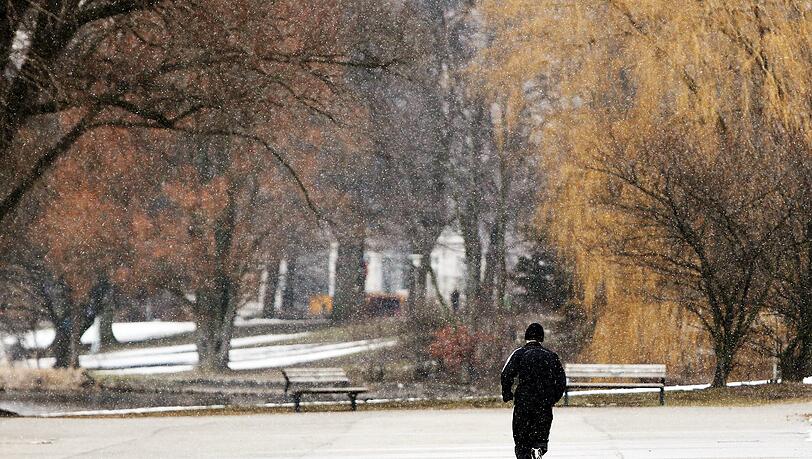 Joggen im Herbst: lieber angezogen. Andernfalls droht nicht nur ein Schnupfen sondern auch Ärger mit der Justiz. Joggen im Herbst: lieber angezogen. Andernfalls droht nicht nur ein Schnupfen sondern auch Ärger mit der Justiz.