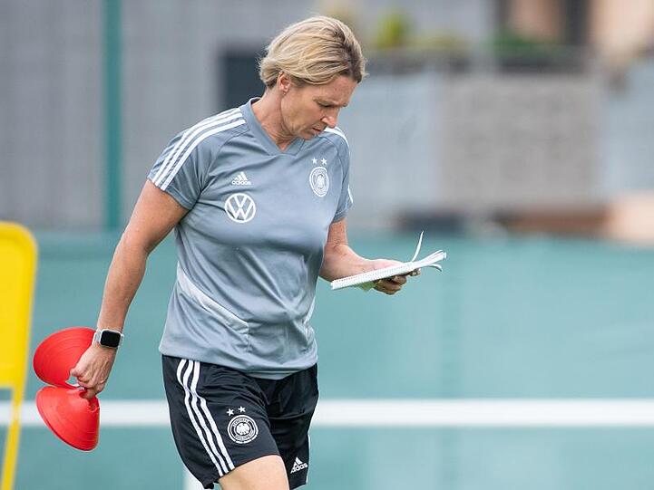 Bundestrainerin Martina Voss-Tecklenburg bereitet ihr Team auf Schweden vor.