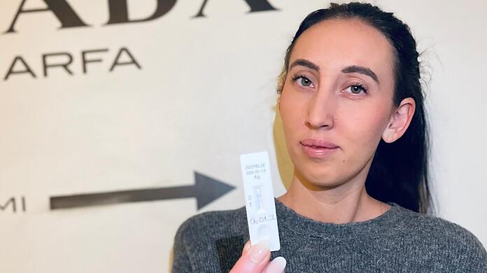 Sophia Mooser (26) mit negativem Selbsttest. Wie sie endlich aus der Quarantäne darf? Kann ihr auch das Gesundheitsamt nicht sagen.