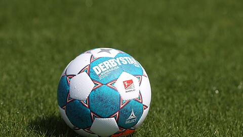 Ein Spielball der 2. Bundesliga liegt auf dem rasen.