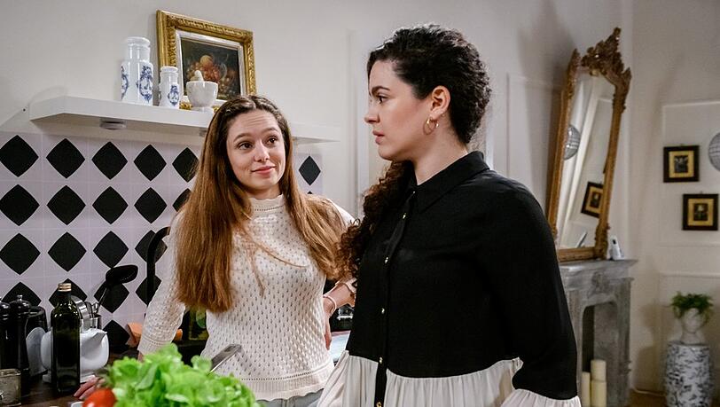 "Sturm der Liebe": Shirin (r.) vertraut sich Valentina in ihrer Sorge an.