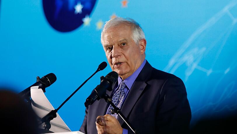 EU-Außenbeauftragter Josep Borrell spricht nach dem Treffen zwischen Spitzenvertretern Serbiens und des Kosovos mit Journalisten.