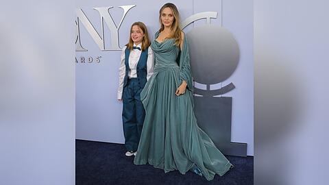 Angelina Jolie und ihre Tochter Vivienne posierten in aufeinander abgestimmten Outfits für die Fotografen.