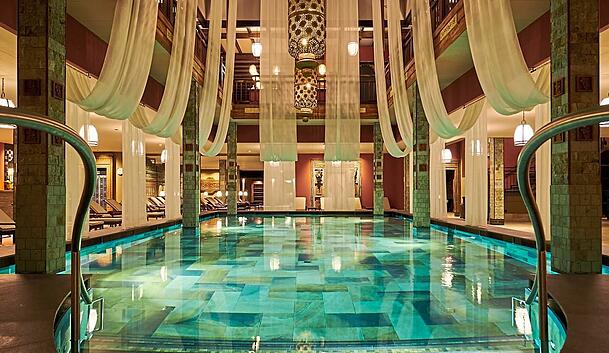 Pompös auch im Innenbereich: der Pool in Hamburg. Pompös auch im Innenbereich: der Pool in Hamburg.