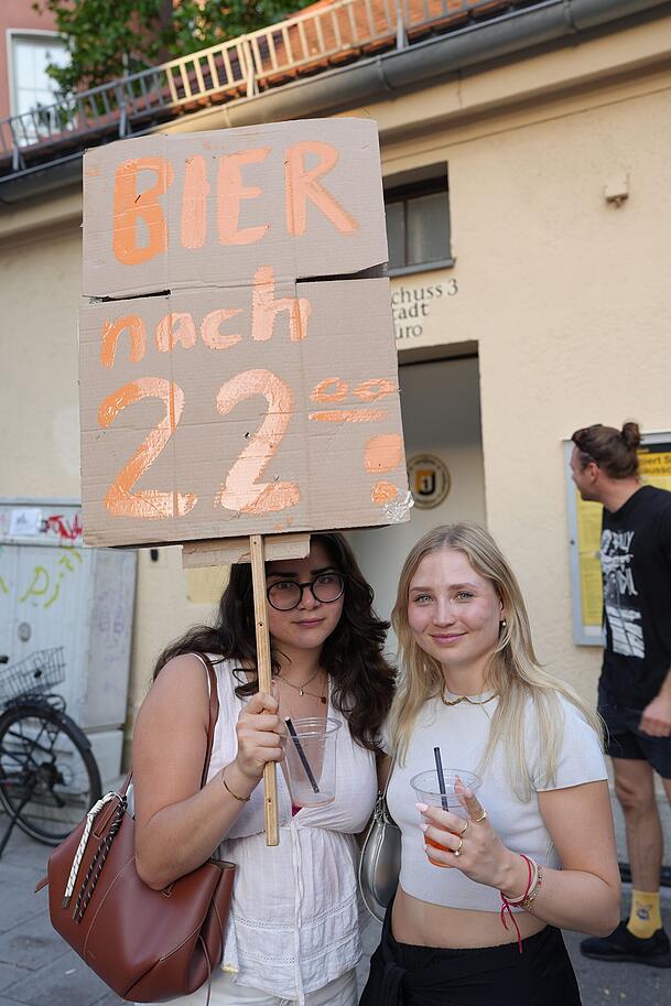 Bier-Protestierer: Auch Marie und Lea gehen gegen das Mitnehmbier- und Chips-Verbot nach 22 Uhr am Kiosk auf die Straße. Bier-Protestierer: Auch Marie und Lea gehen gegen das Mitnehmbier- und Chips-Verbot nach 22 Uhr am Kiosk auf die Straße.