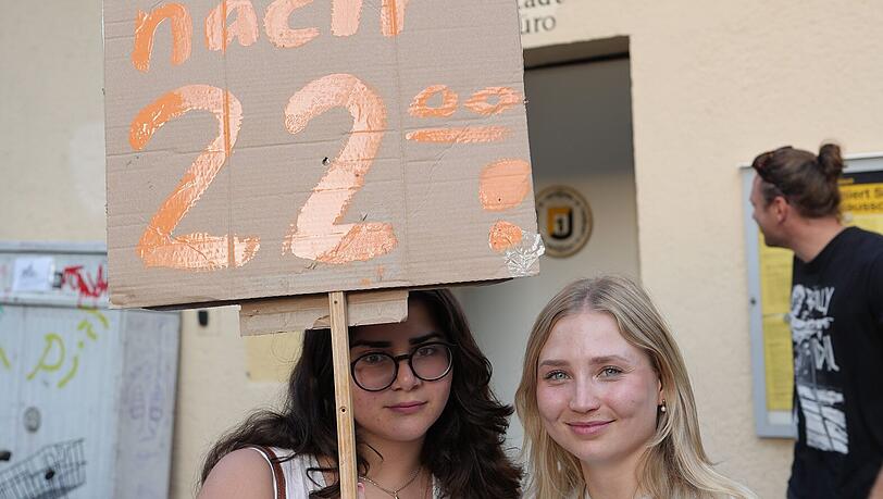Bier-Protestierer: Auch Marie und Lea gehen gegen das Mitnehmbier- und Chips-Verbot nach 22 Uhr am Kiosk auf die Straße. Bier-Protestierer: Auch Marie und Lea gehen gegen das Mitnehmbier- und Chips-Verbot nach 22 Uhr am Kiosk auf die Straße.