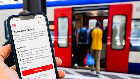 Der Preis für das D-Ticket steigt zum 1. Januar von 58 Euro auf 63 Euro im Monat. (Archivbild)