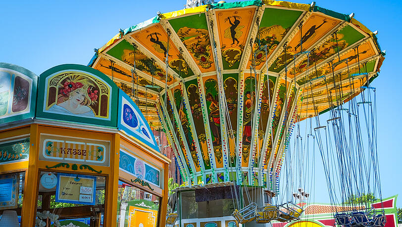 Noch steht das Kettenkarussell still. Doch auf dem Mariahilfplatz laufen bereits die letzten Vorbereitungen, damit am Wochenende wieder Tausende Besucher st&ouml;bern, fahren und schlemmen k&ouml;nnen.