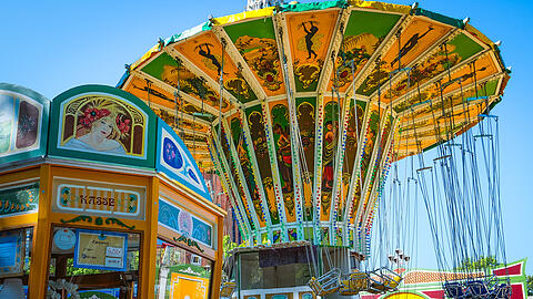 Noch steht das Kettenkarussell still. Doch auf dem Mariahilfplatz laufen bereits die letzten Vorbereitungen, damit am Wochenende wieder Tausende Besucher st&ouml;bern, fahren und schlemmen k&ouml;nnen.