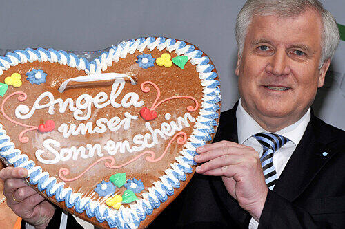 Hat ein Herz für Angela Merkel: CSU-Vorsitzender Horst Seehofer.