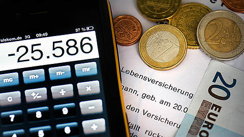 Jetzt noch schnell eine Lebensversicherung abschließen? Ab Januar 2015 wird die Rendite niedriger und die Zinsen sinken.