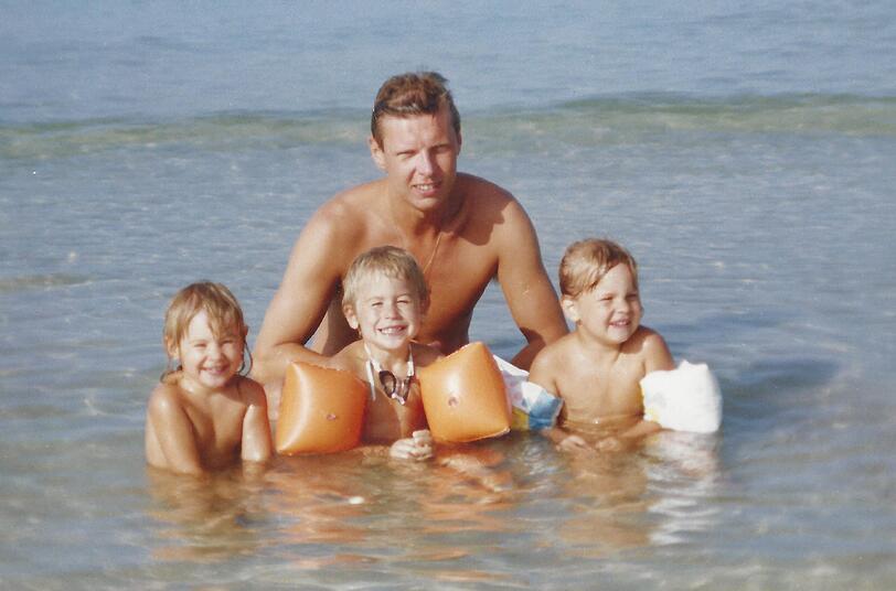 Familienurlaub anno 1990 in Italien: Dieter Reiter mit (v .l.) Martina, Tobias und Daniela, die damals noch Schwimmflügel brauchten. Tobias ist inzwischen selbst Vater von drei Kindern.