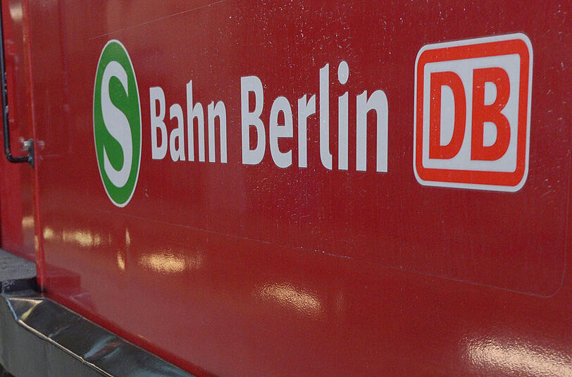 In Berlin ist ein Mann aufs Gleisbett der S-Bahn gestoßen worden.