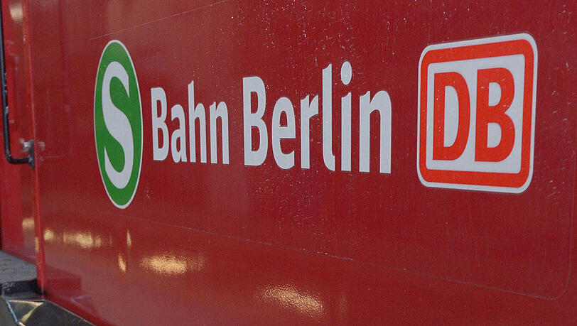 In Berlin ist ein Mann aufs Gleisbett der S-Bahn gestoßen worden. In Berlin ist ein Mann aufs Gleisbett der S-Bahn gestoßen worden.
