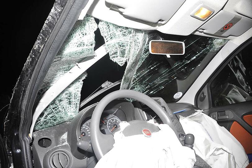 Nach der Kolision: Das Auto kam demoliert in einem Gebüsch neben der Straße zum Stehen.