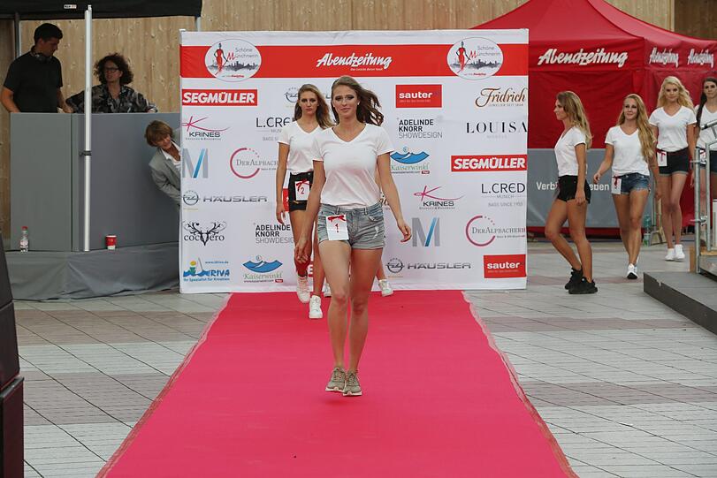 Trendige Sommerkleider oder Casual Look: Die Kandidatinnen für die Flughafen-Wildcard machen in jedem Outfit eine gute Figur.