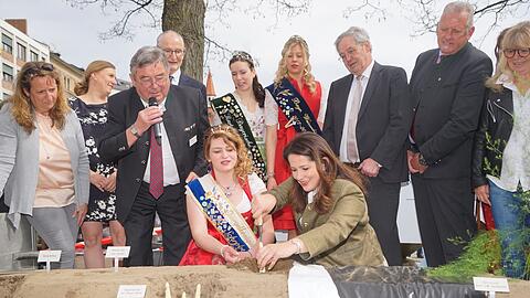 Spargelsaison ist eröffnet: Spargelkönigin Lena Hainzlmair und Landwirtschaftsministerin Michaela Kaniber machten den symbolischen Anstich am Viktualienmarkt.