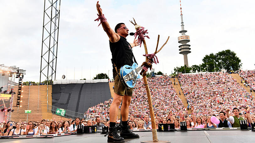 Volle Hütte im Olympiastadion: Andreas Gabalier rockte am Samstagabend in München vor 72.000 Zuschauern. Klicken Sie sich durch die Konzert-Bilder.