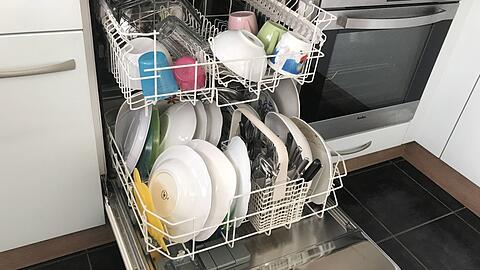 Hat man keinen Reinigungstab mehr im Haus, sollte man kein Handspülmittel in die  Geschirrspülmaschine geben. (Symbolbild)