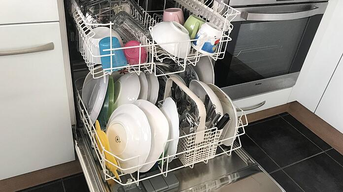 Hat man keinen Reinigungstab mehr im Haus, sollte man kein Handspülmittel in die  Geschirrspülmaschine geben. (Symbolbild)