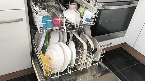 Hat man keinen Reinigungstab mehr im Haus, sollte man kein Handsp&uuml;lmittel in die  Geschirrsp&uuml;lmaschine geben. (Symbolbild)