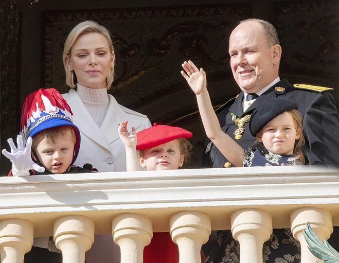 Erster Auftritt seit zwei Monaten: Fürstin Charlene, Fürst Albert und die Zwillinge feiern den Nationalfeiertag von Monaco am 19. November.
