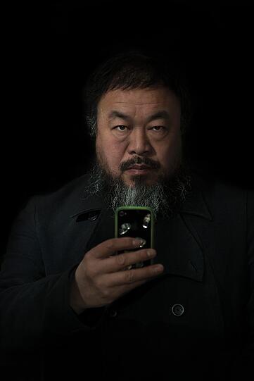 Der chinesische Künstler und Dissident Ai Weiwei benutzt verschiedene Medien wie Film, Bildhauerei, Installationen, Architektur und Fotografie. Er kritisiert den Umgang der chinesischen Regierung mit Demokratie und Menschenrechten und untersucht Korruption und deren Vertuschung. 2011 wurde Ai von den Behörden wegen Steuerhinterziehung verhaftet. Er war im Gefängnis, bekam Hausarrest und konnte nicht ohne staatliche Genehmigung reisen. Im Mai erhielt Ai von der Human Rights Foundation als erster den
Václav Havel Preis für kreative Dissidenten.
