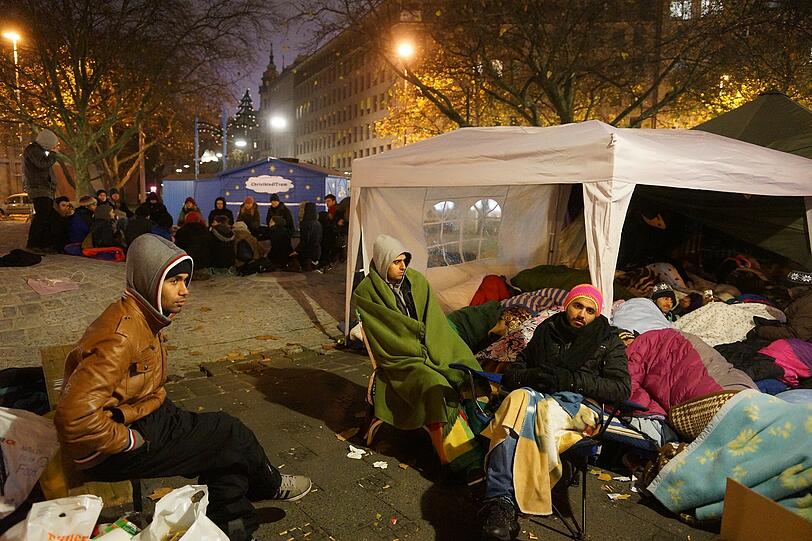 Das Lager der Flüchtlinge am Sendlinger Tor Platz wird von Einsatzkräften geräumt - die Bilder!
