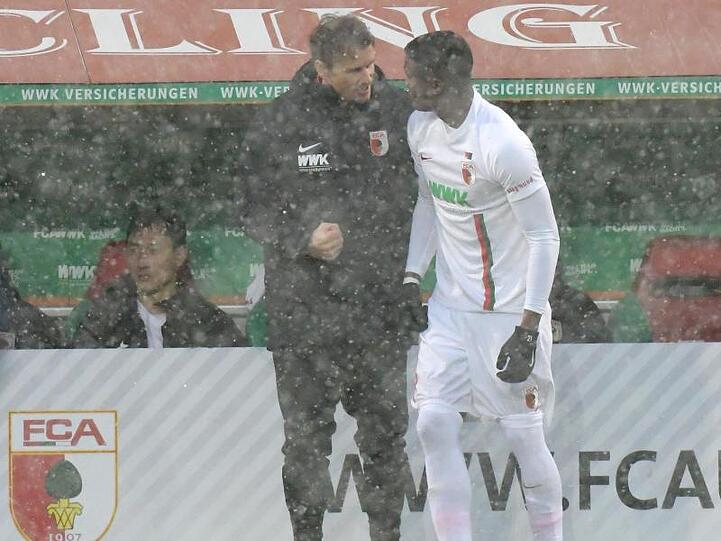 Augsburgs Co-Trainer Jens Lehmann (l) motiviert Sergio Cordova vor dessen Einwechslung.