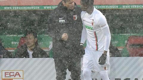 Augsburgs Co-Trainer Jens Lehmann (l) motiviert Sergio Cordova vor dessen Einwechslung.