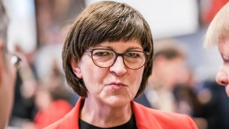 SPD-Chefin Esken hatte in einem Interview erklärt, die Vision des "demokratischen Sozialismus" sei "ein Zielbild, so wie unsere Grundwerte Freiheit, Solidarität, Gerechtigkeit". SPD-Chefin Esken hatte in einem Interview erklärt, die Vision des "demokratischen Sozialismus" sei "ein Zielbild, so wie unsere Grundwerte Freiheit, Solidarität, Gerechtigkeit".