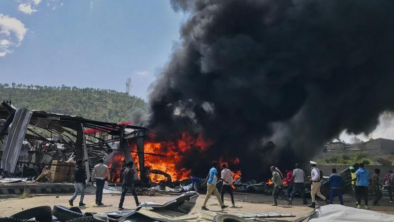 Schwarze Rauchschwaden bilden sich nach einem Luftangriff auf die Hauptstadt der Region Tigray im Norden Äthiopiens.