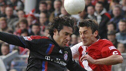Bayerns Luca Toni (l.) mit dem Cottbuser Mario Cvitanovic Bayerns Luca Toni (l.) mit dem Cottbuser Mario Cvitanovic
