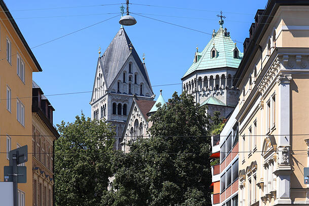 Der St.-Anna-Platz im Lehel ist ein ganz eigener Kosmos. Rund um den Kirchplatz tummeln sich viele, aber nicht zu viele Menschen. Die Betreiber der umliegenden Geschäfte kennen, schätzen und unterstützen sich gegenseitig.
