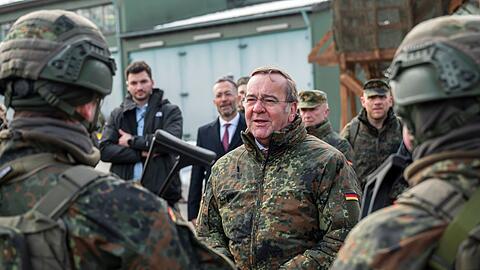 Bereits 40.000 Frageb&ouml;gen hat die Bundeswehr laut Pistorius schon an potenzielle neue Soldatinnen und Soldaten versendet.