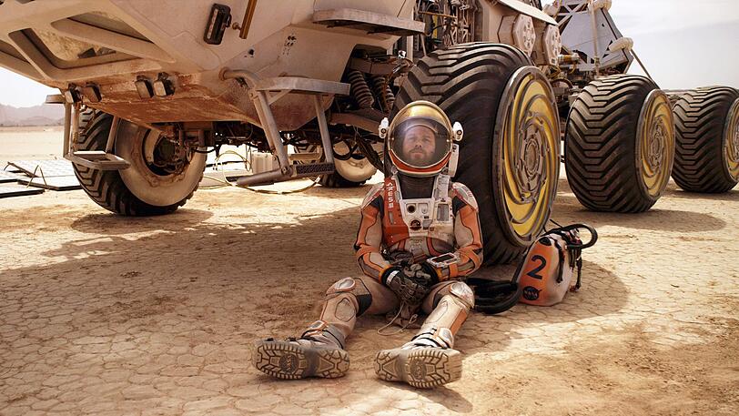 Auf sich allein gestellt, kämpft Mark Watney (Matt Damon) auf dem Mars mit begrenzten Vorräten und der lebensfeindlichen Umgebung. Auf sich allein gestellt, kämpft Mark Watney (Matt Damon) auf dem Mars mit begrenzten Vorräten und der lebensfeindlichen Umgebung.