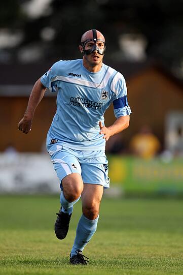 Der TSV 1860 kommt beim Landesligisten Aichach zu einem mühsamen 3:1. Neben Necat Aygün feiert auch Collin Benjamin sein Comeback. Und Ersatzkeeper Tank durfte Stürmer spielen. Die Bilder von der Partie.