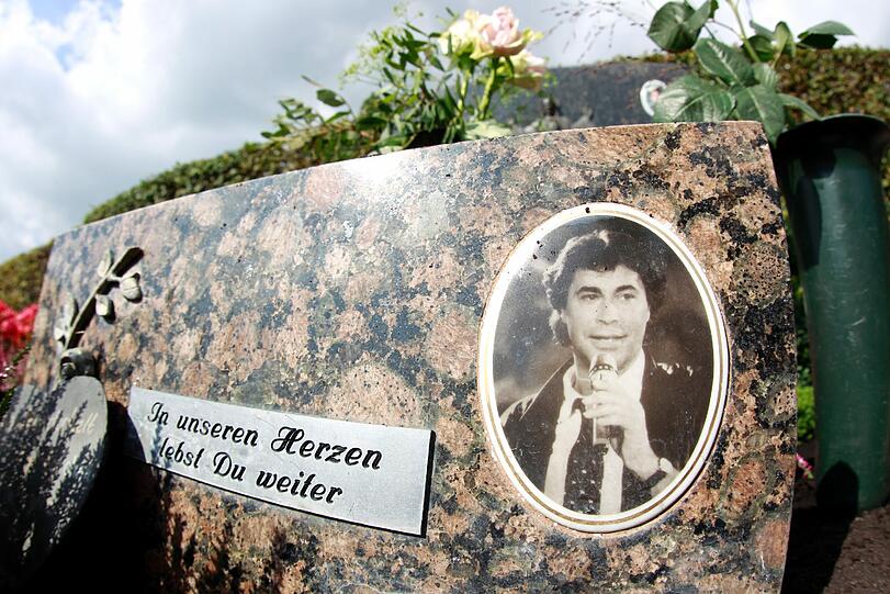 Während bei vielen die Erinnerung an den Schlagersänger und Schauspieler längst verblasst ist, halten ihn seine Fans immer noch in Ehren. Tausende Anhänger strömten 1991 zu der Trauerfeier, um ihrem Star die letzte Ehre zu erweisen. Auch sein Grab auf dem Friedhof in seinem Geburtsort Straßberg bei Augsburg entwickelte sich bald zur Pilgerstätte.